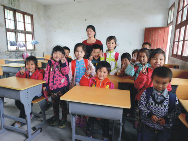 公司为一山村小学捐赠一批课桌椅，孩子们高兴地和老师一起合影